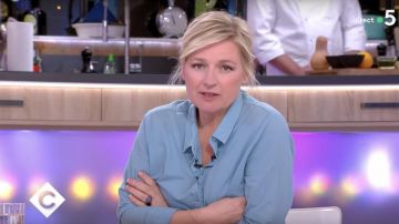 La chemise bleue portée par Anne-Élisabeth Lemoine dans C à vous du 7 janvier 2019