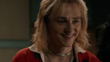 The collar of Roger Taylor (Ben Hardy) in Bohemian Rhapsody