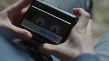 The Sony Walkman, Clay Jensen (Dylan Minnette) in 13 Reasons Why S01E04