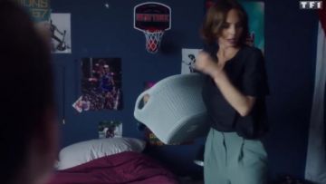 Le pantalon bleu de Emma Sandrelli (Claire Keim) dans Infidèle S01E01