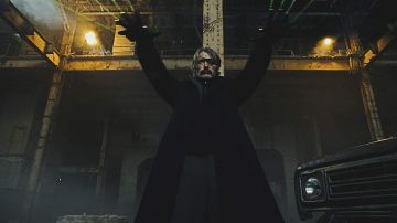 Long Manteau porté par Duncan Vizla (Mads Mikkelsen) comme on le voit en Polaire