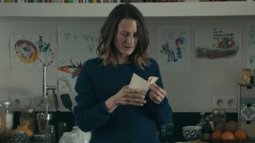 Le pull en laine bleu de Joséphine Pick (Camille Cottin) dans Le Mystère Henri Pick