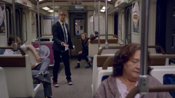 Zapatillas rojas de Andy Dick (Andy Dick) en Love S01E06