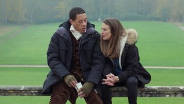 Le manteau à capuche d'Andrea Martel (Camille Cottin) dans Dix Pour Cent S01E05