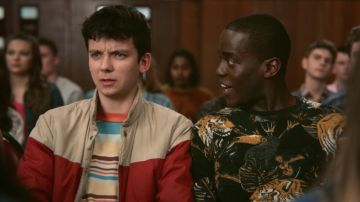 The sweatshirt Jungle with tiger and toucan worn by Eric (Ncuti Gatwa) in Sex Education S01E03