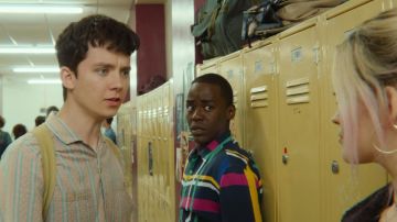 The striped shirt of Otis (Asa Butterfield) in Sex Education S01E02