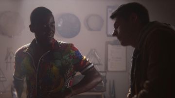 The shirt "Groovy" by Eric (Ncuti Gatwa) in Sex Education S01E08