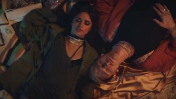 La Veste verte porté par Camila Cabello comme on le voit dans les Mauvaises Choses de la musique de la vidéo avec Machine Gun Kelly