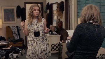 Robe à fleurs portées par Alexis Rose (Annie Murphy) comme on le voit dans Schitt s Creek S05E02