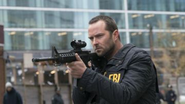 Chaqueta del FBI de Kurt Weller (Sullivan Stapleton) en Blindspot S02E13