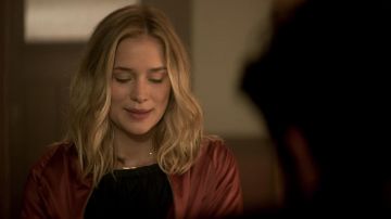 Blazer de raso de Guinevere Beck (Elizabeth Lail) en YOU S01E01