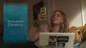 Funda de teléfono verde de Guinevere Beck (Elizabeth Lail) en YOU S01E02