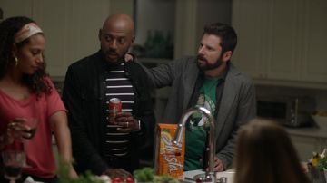 The green t-shirt Boston Celtics worn by Gary Mendez (James Roday) in A million little things S01E04