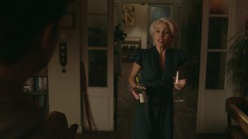 Mono verde oscuro de Jean (Gillian Anderson) en Sex Education S01E01