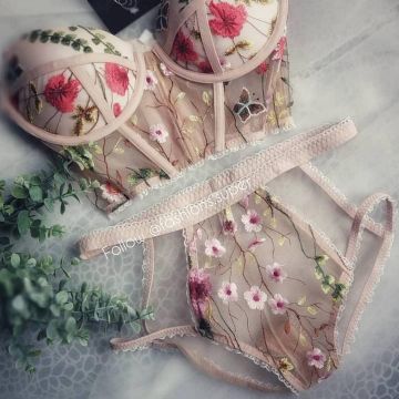 The lingerie set floral on the account Instagram @fashions.super