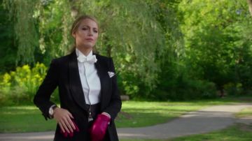 Les gants en cuir rouge de Emily Nelson (Blake Lively) dans L'ombre d'Emily