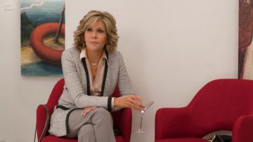 Necklace worn by Grace Hanson (Jane Fonda) as seen in Grace and Frankie S03E01