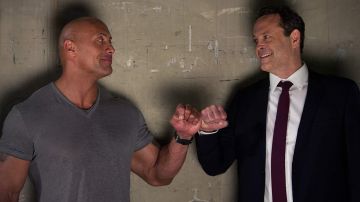 Col en V Gris T-shirt porté par Dwayne 'The Rock' Johnson dans les Combats avec Ma Famille