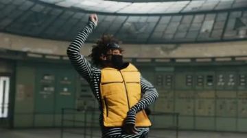 Striped t-shirt worn by Scar­lxrd in his fxur/​AM. music video