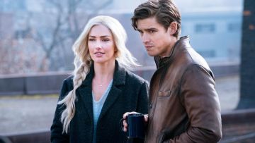 Brown leather jacket worn by Dick Grayson (Brenton Thwaites) in Titans S01E02