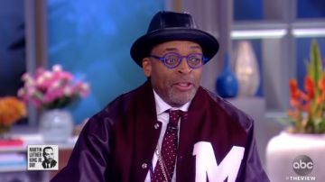 "M" Bourgogne Blouson porté par Spike Lee sur La Vue