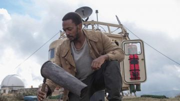 le caban en coton beige de Micah (Anthony Mackie) dans IO