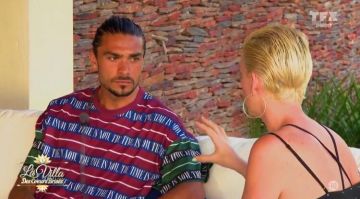 Le t-shirt porté par Julien Guirado dans La villa des cœurs bri­sés