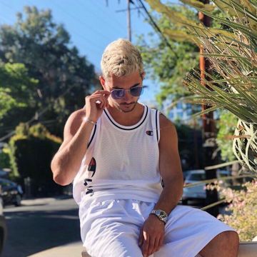 Le débardeur blanc champion vu sur la page Instagram de Sostyle