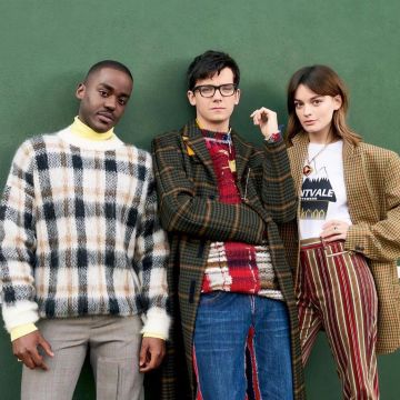 The mantle to tiles worn by Asa Butterfield on the account Instagram @Netflixfr