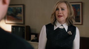 chaleco geométrico negro de Moira Rose (Catherine O'Hara) en Schitt's Creek (S03E10)