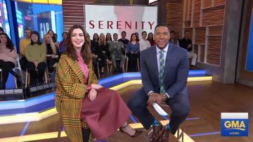 Plaid Manteau Jaune porté par Anne Hathaway sur Good Morning America