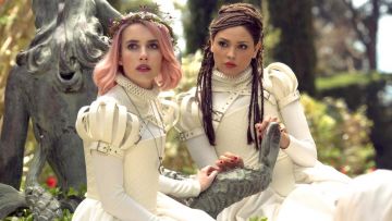 Le costume blanc de Uma (Emma Roberts) dans Paradise Hills