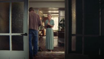 The robe cache-coeur, Jean (Gillian Anderson) in the series Sex Education S01E04