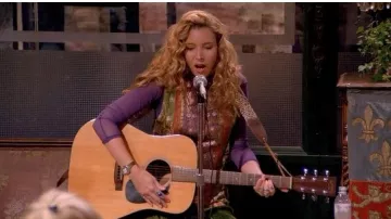 L'ensemble brodé avec jupe indienne porté par Phoebe (Lisa Kudrow) dans la série Friends (Saison 1 Épisode 7)