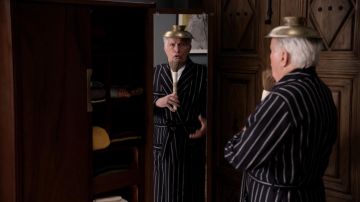 Túnica a rayas usada por Robert Hanson (Martin Sheen) en Grace and Frankie S05E04