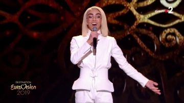 The white top of Bilal Hassani in Destination Eurovision