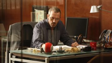 Bureau utilisé par Gregory House (Hugh Laurie) comme on le voit dans la Maison S06E12