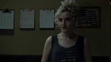 The top flag amércain worn by Ruth Langmore (Julia Garner) in Ozark S01E05