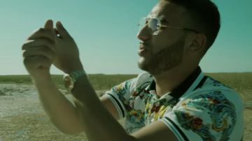 The polo shirt printed worn by Heuss Bastard in her video clip The Wicked