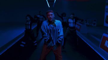 Le pull Code Barre de Olly Alexander dans le clip Play de Jax Jones, Years & Years