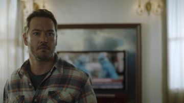 Camisa a cuadros usada por Brad Wolgast (Mark-Paul Gosselaar) en The Passage S01E03