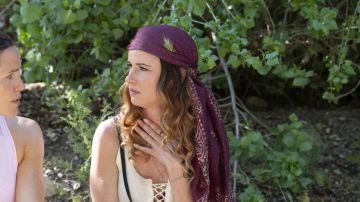 Pañuelo folk púrpura de Jandice (Juliette Lewis) en el Camping S01E06
