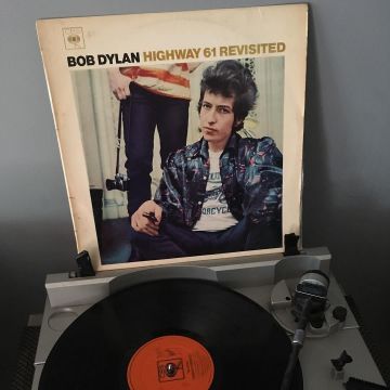 La camisa floral de Bob Dylan en la portada de Highway61 Revisited (publicación de Instagram @Nomadtrav)