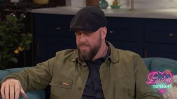 Chemise kaki porté par Chris Sullivan Occupé ce Soir, le 29 janvier 2019