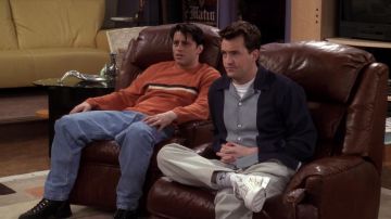 Zapatillas blancas usadas por Chandler Bing (Matthew Perry) en Friends S04E19