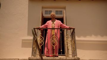 La robe de chambre rose Versace de Gianni Versace (Edgar Ramírez) dans American Crime Story: The assassination of Gianni Versace S02E01