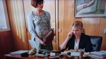 Chaqueta azul marino usada por Diane Duchêne (Virginie Efira) como se ve en Up for Love