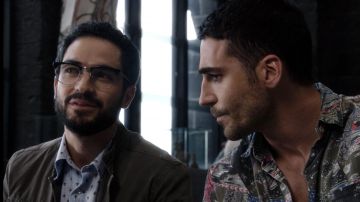 Les lunettes portées par Hernando (Alfonso Herrera) comme on le voit dans Sense8 S01E09