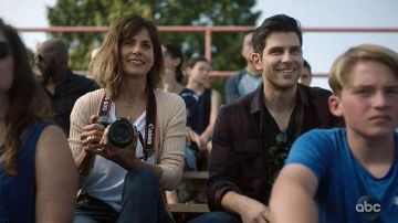 2 gold bands ring worn on her right hand ring finger by Delilah Dixon (Stephanie Szostak) in A Million Little Things S01E04