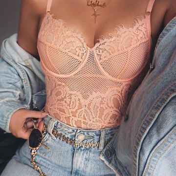 The body color pink on the account Instagram @Pobresimbeciles